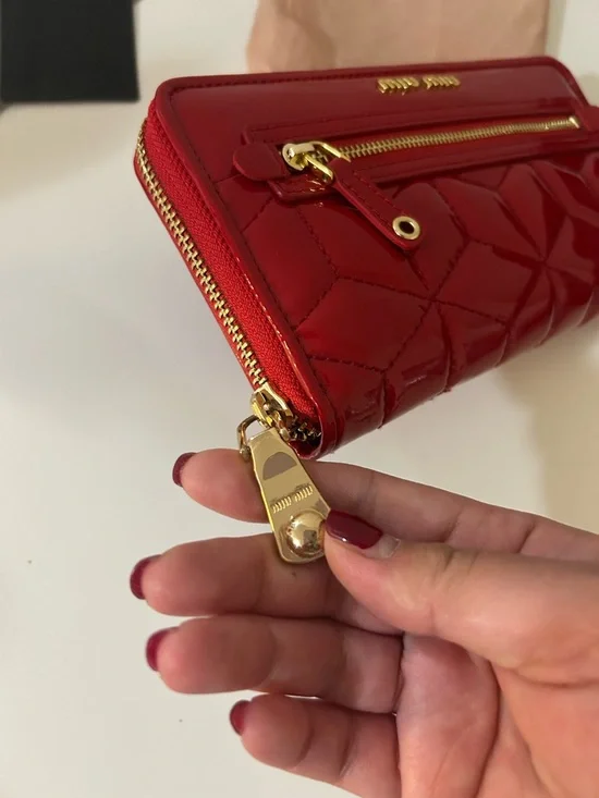 Miu Miu Glossy Red Quilted Zip Wallet with Front Pocket - Picture 2 of 9